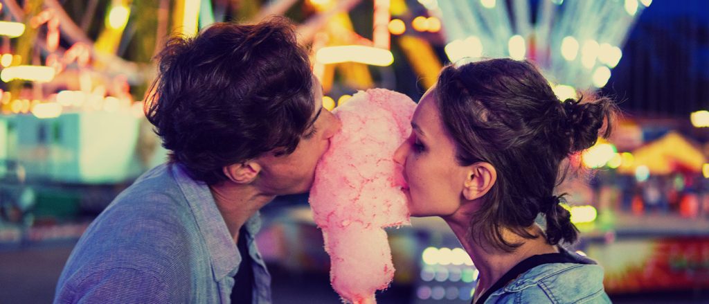 5 First date ideas such as going to a theme park